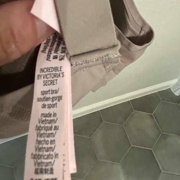 Victoria's secret body by Victoria Sports bra - Picture 3 of 4